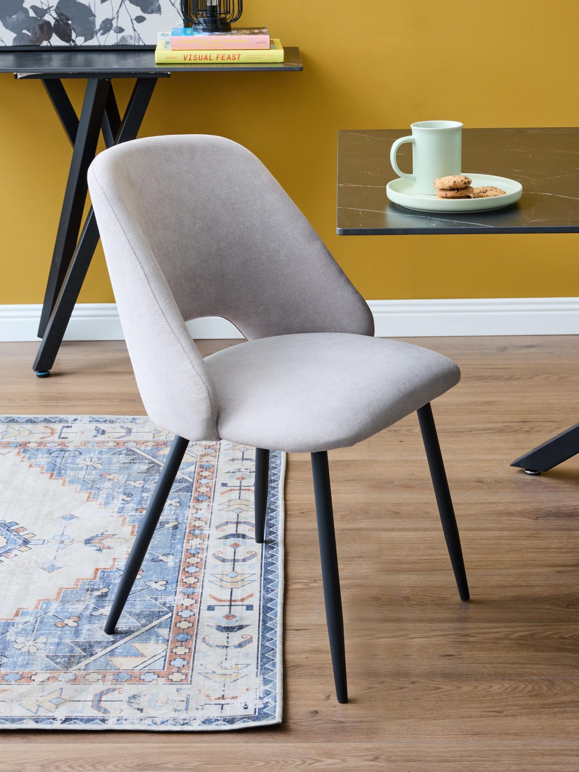 Sedia moderna imbottita Jamie grigia