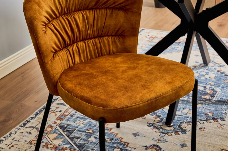 Sedia Jackie in tessuto ocra con gambe nere in metallo