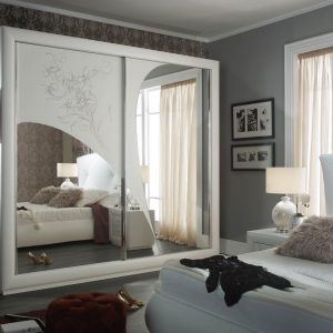 Camera matrimoniale con decori completa