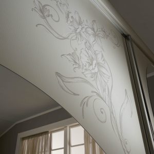 Camera matrimoniale con decori completa