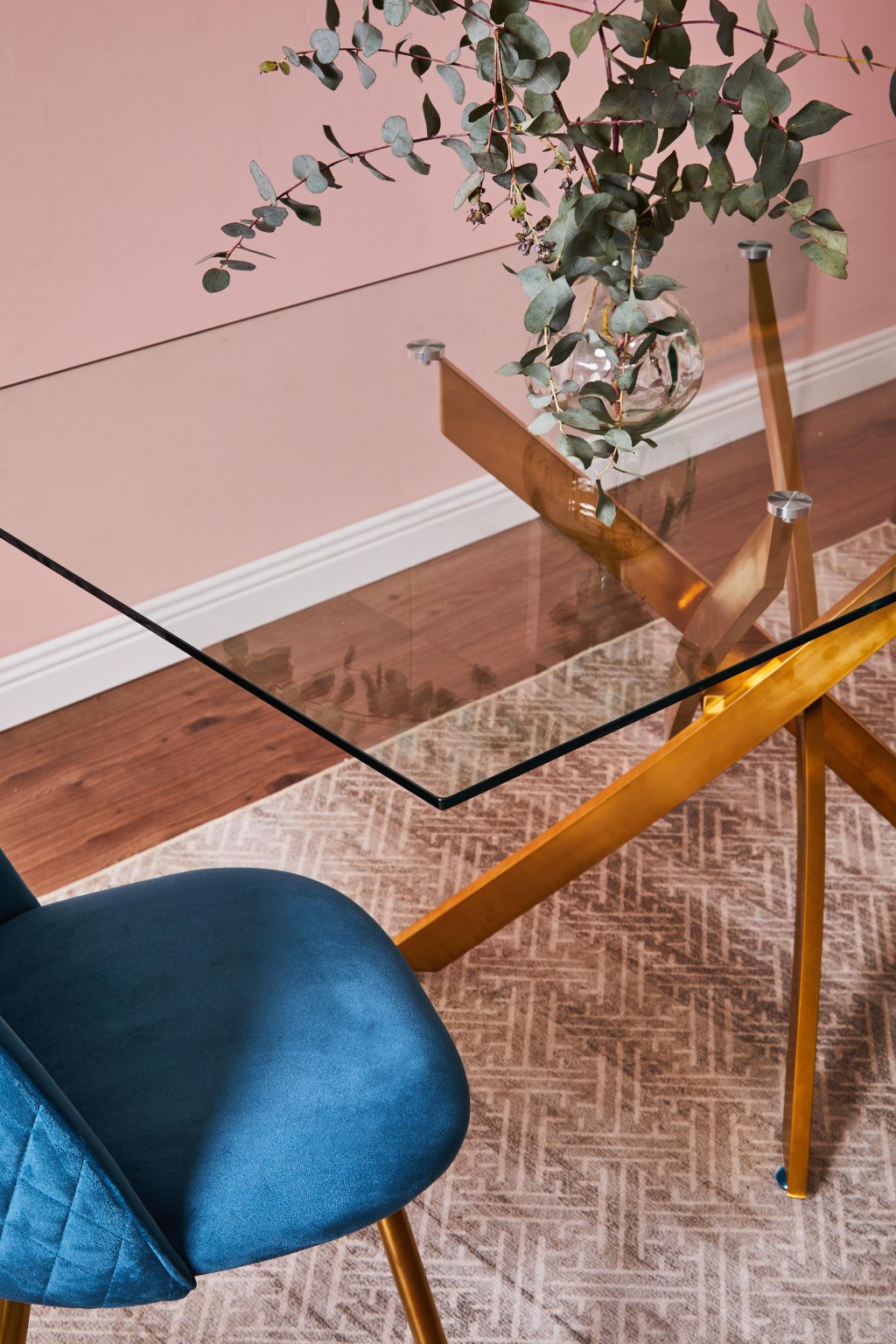 Sedia Claire in velluto blu e gambe oro