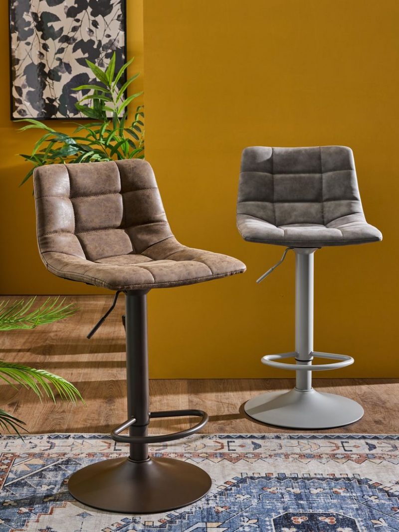 Sgabello Clayton in ecopelle marrone, base marrone