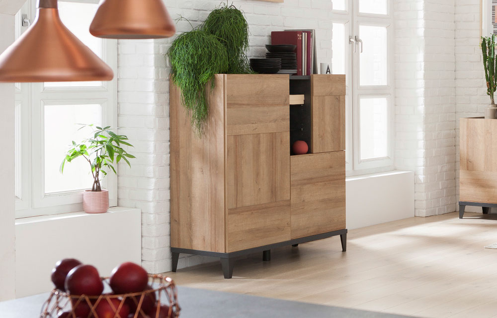 Madia alta con tre ante e un vano con due ripiani in vetro