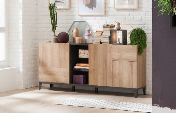 madia_vittoria_moderna_dotolo_mobili Madia alta con tre ante e un vano con due ripiani in vetro