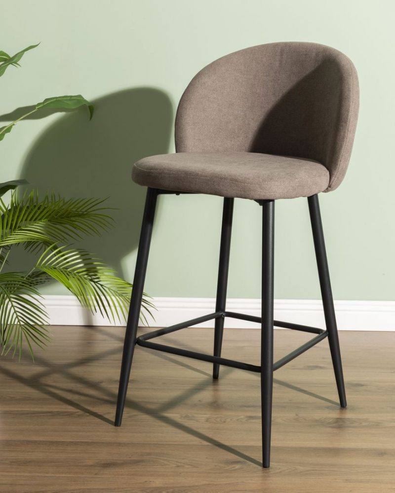 Sgabello Shelly in tessuto tabacco con gambe nere